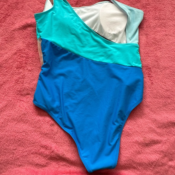 One shoulder one  piece - Picture 2 of 3